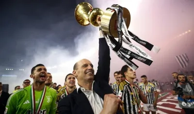 Massimiliano Allegri con el trofeo de campeón de la Copa de Italia. 
