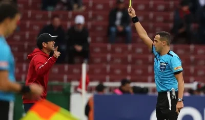 Arturo Reyes fue amonestado en el primer tiempo por el árbitro uruguayo Esteban Ostojich. 