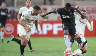 Luiz Henrique intenta escaparse ante la marca de Rodrigo Ureña y Matías Di Benedetto.