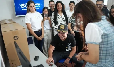 El alcalde Alejandro Char en la entrega de 300 computadores para estudiantes de la IED Marie Poussepin