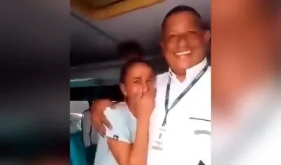 Mujer y conductor del bus.