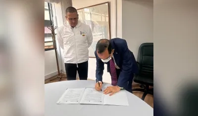  El rector de la Universidad Simón Bolívar, José Consuegra Bolívar, y el director general del INS, Giovanny Rubiano, firman el convenio.