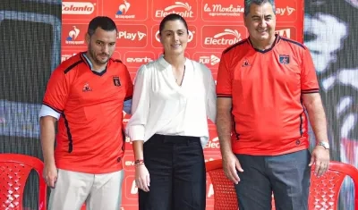 Jorge Da Silva, nuevo técnico del América, con la presidenta Marcela Gómez y su preparador físico Manuel Cabrera.