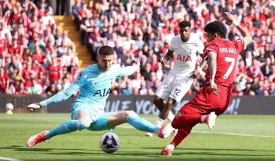 Mano a mano de Luis Díaz con el portero del Tottenham,  Guglielmo Vicario.