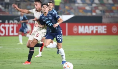 Bryan Castrillón, autor del gol de Junior disouta una pelota con Martín Pérez Guedes.
