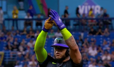 Harold Ramírez celebra tras conectar un imparable ante los Medias Blancas.  