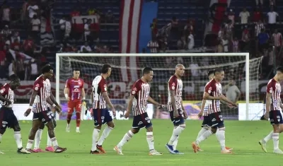 Jugadores del Junior rumbo al vestuario tras la finalización del primer tiempo. 