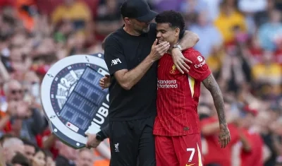 Jürgen Klopp con Luis Díaz durante la despedida del entrenador alemán. 