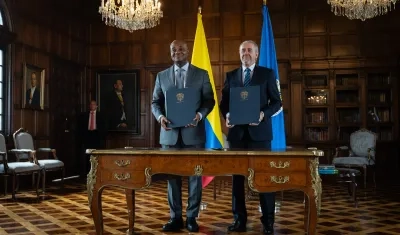  El Canciller Murillo y el jefe de la misión de apoyo al proceso de paz en Colombia de la OEA, y Roberto Menéndez, firmaron este jueves un nuevo convenio de acompañamiento.