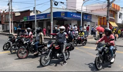 Motociclistas marcharon por el derecho al trabajo.