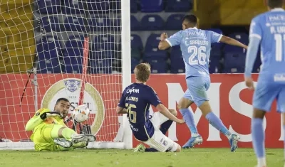 Álvaro Montero, portero de Millonarios, salva el segundo gol del Bolívar tras un remate de Erwin Saavedra.