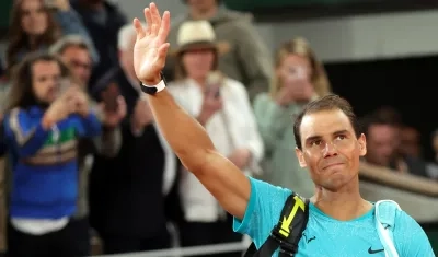 Rafel Nadal se despide del público tras su derrota ante Zverev. 