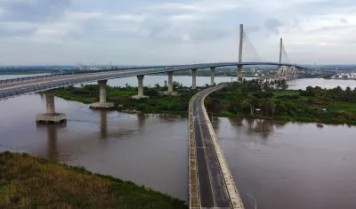 El nuevo y moderno puente Pumarejo inaugurado en el 2019, y al lado, la vieja estructura dada al servicio en 1974.