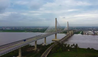 El puente Pumarejo inaugurado en 1974 y el moderno, el del año 2019.