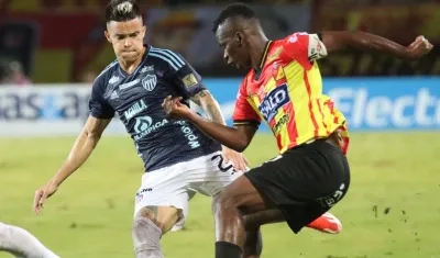 Carlos Darwin Quintero intenta eludir a Wálmer Pacheco. 