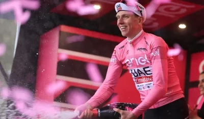 Tadej Pogacar se puso la camiseta rosa tras ganar la segunda etapa. 