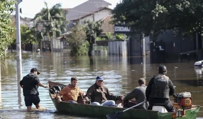 Rescatistas navegan en una inundación en el río Gravataí, en el barrio de Matias Velho, en Porto Alegre.