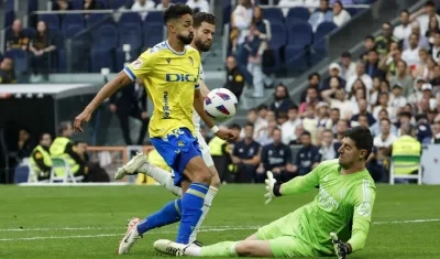Thibaut Courtois salvó al Real Madrid de esta acción gol de Chris Ramos. 