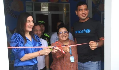 Katia Nule de Char corta la cinta de la Sala de Protección para niños y adolescentes