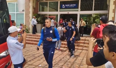 Gabriel Fuentes a la salida del sitio de concentración rumbo al autobús.  