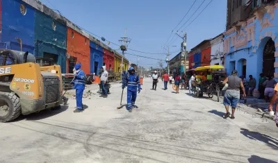 Trabajo de rehabilitación vial para mejorar los accesos al mercado de Barranquillia