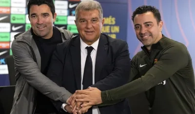Xavi Hernández, con Deco y Joan Laporta, el pasado 24 de abril, cuando fue ratificado como entrenador del Barça.