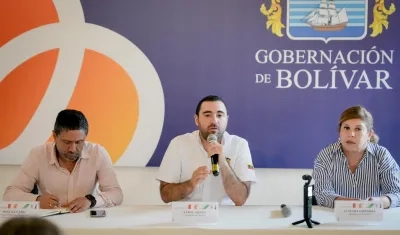 El gobernador Yamil Arana, entre el vicepresidente de la ANI Miguel Caro, y la alcaldesa de Turbaco, Claudia Espinosa 