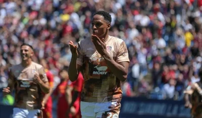 Yerry Mina festeja el gol que le dio el empate al Cagliari ante Lecce.
