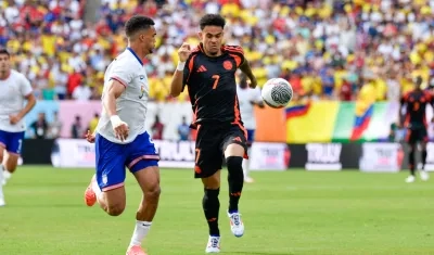 Luis Díaz avanza con la pelota con la marca de Antonee Robinson.