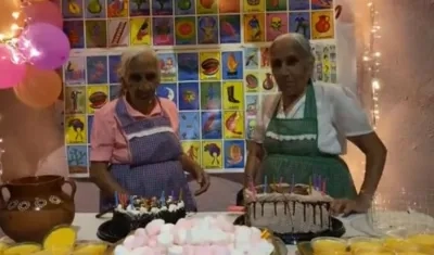 Abuelitas celebrando su cumpleaños.