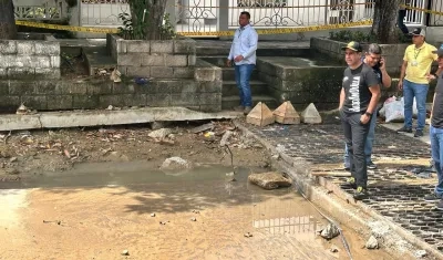 Alcalde Alejandro Char supervisando canalización de arroyo.