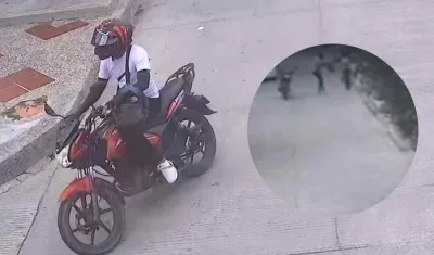 El atracador se moviliza en una moto roja.