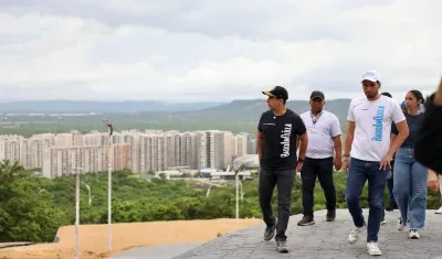 El Alcalde Alex Char inspeccionando la obra.