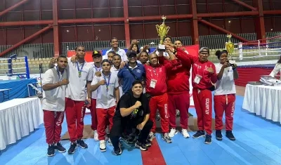 Delegación del Atlántico celebrando su título.