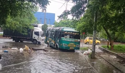 Bus de servicio público en desvíos no autorizados.