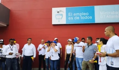 Cacerolazo a las afueras de la sede de MinTrabajo, en Barranquilla.