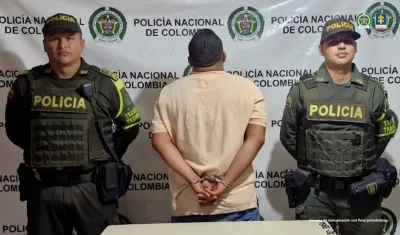 Junto al integrante de la UNP fue capturado un adolescente.