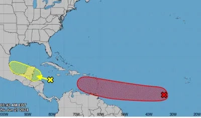 La X roja donde se sitúa la onda tropical que podría convertirse en tormenta.  
