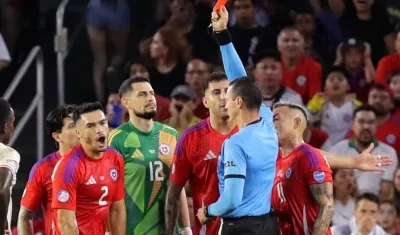 El árbitro colombiano Wilmar Roldán fue protagonista en el juego.