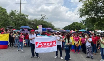 Bloqueos intermitentes de docentes en la calle 30