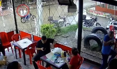 Momento en que realizan los disparos contra el negocio. 