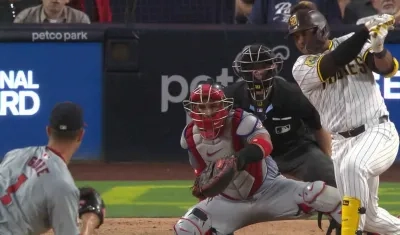 Dónovan Solano conecta el sencillo con el que empujóndos carreras para los Padres, en el quinto inning.