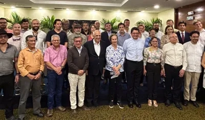 La delegación del Gobierno y del ELN en la reunión de mayo en Caracas