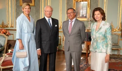 El presidente Gustavo Petro, la primera dama, Verónica Alcocer, junto a los reyes Carlos XVI Gustavo y Silvia de Suecia.