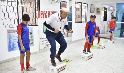 Jesús 'Toto' Rubio, en plena labor con los niños de su escuela, en el inmueble entregado por la SAE.