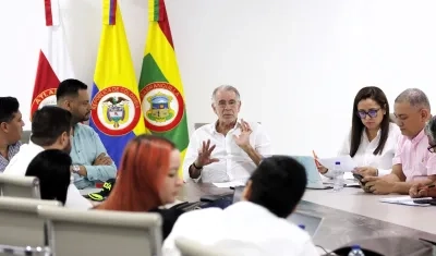 El gobernador del Atlántico presidiendo la reunión con Air-e y alcaldes.