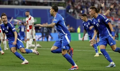 Mattia Zaccagni festejando el gol italiano.