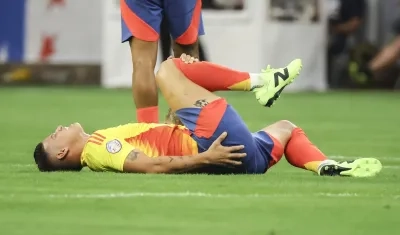 James Rodríguez  al quejarse de un golpe que recibió durante el partido contra Paraguay. 