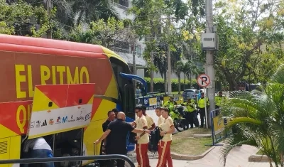 James y otros jugadores a punto de subirse en el bus.