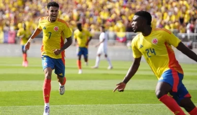 Jhon Córdoba festeja tras marcar el segundo gol de Colombia luego de una asistencia de Luis Díaz.
